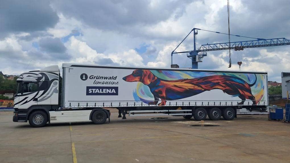 Грузовой автомобиль СТАЛЕНА на маршруте доставки в Калининград