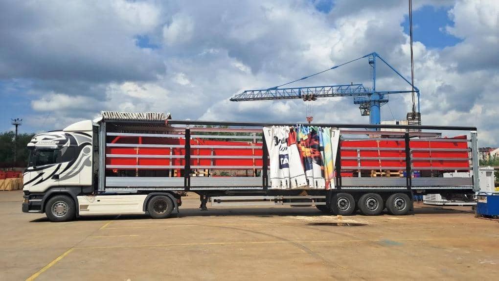Грузовой автомобиль на стоянке перед рейсом в Калининград
