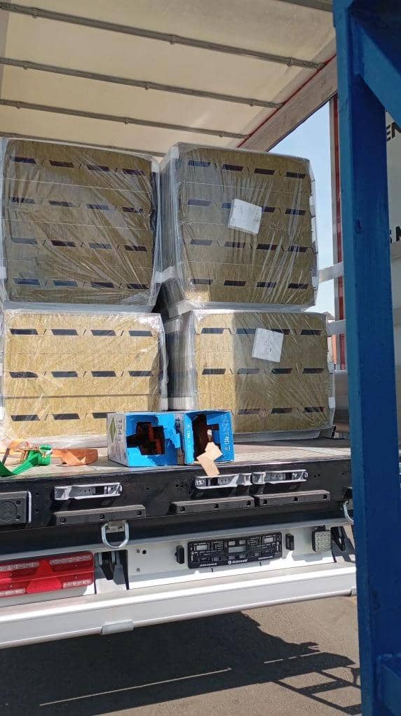 Погрузка паллет с грузом в автомобиль СТАЛЕНА