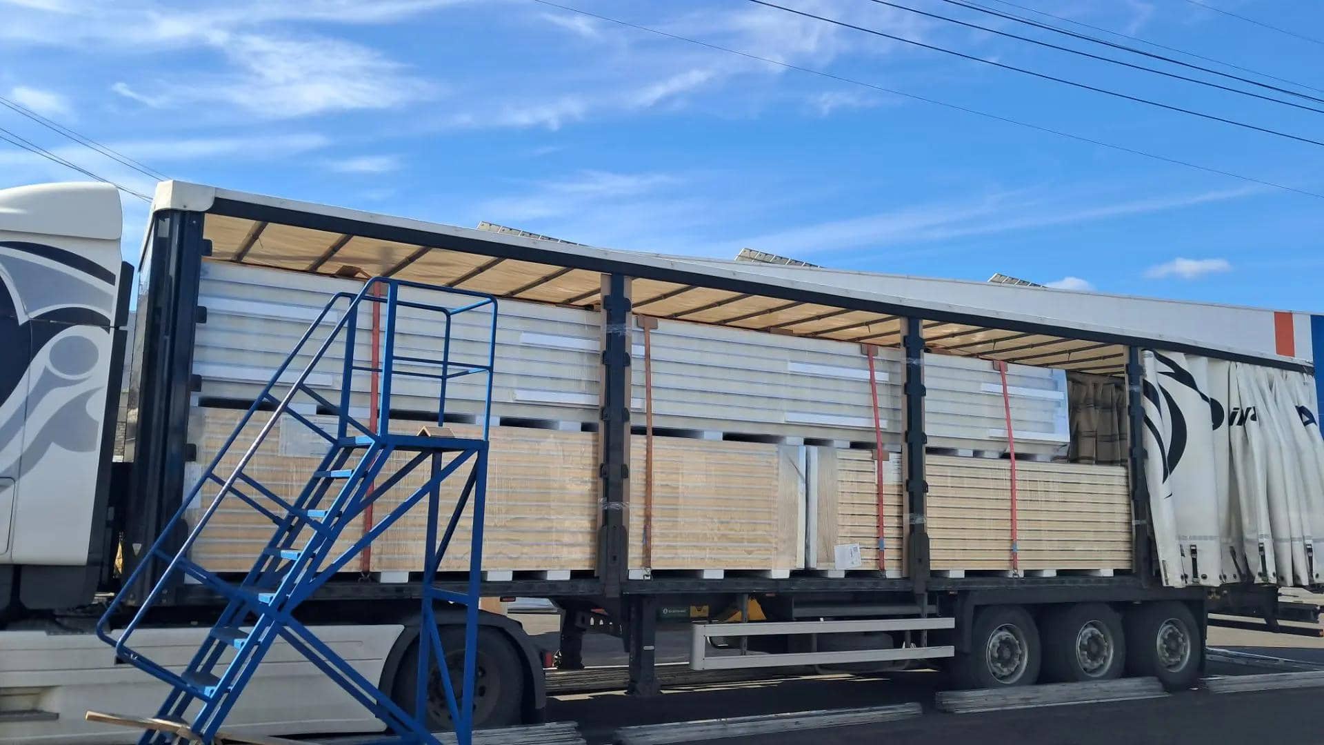Полуприцеп на маршруте доставки грузов в Калининград